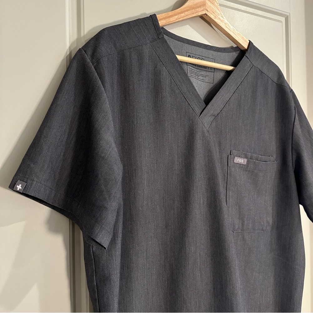 FIGS Leon Three-Pocket Scrub Top Graphite Mens Size Large - Picture 3 of 6